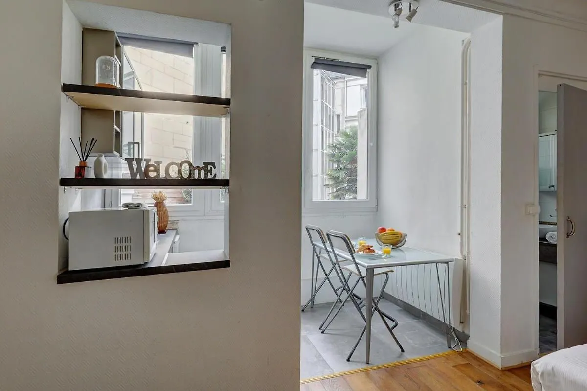 102- Beautiful Studio Near Champs Elysees * Paryż