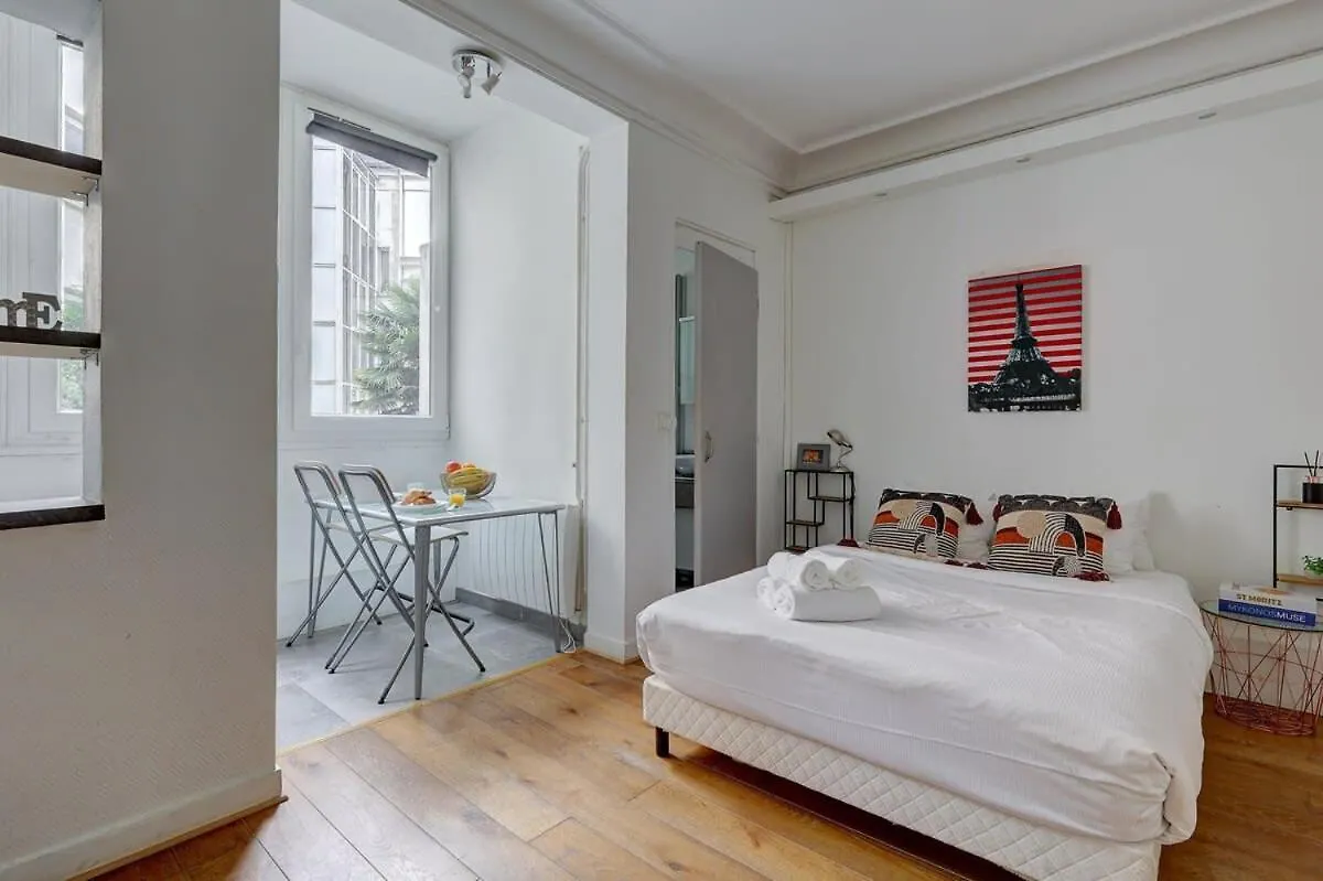 Apartment 102- Beautiful Studio Near Champs Elysees *