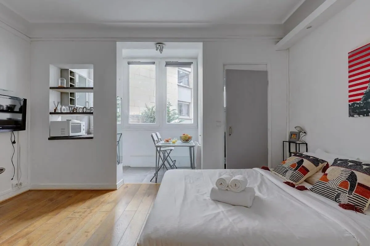 Apartament 102- Beautiful Studio Near Champs Elysees Paryż
