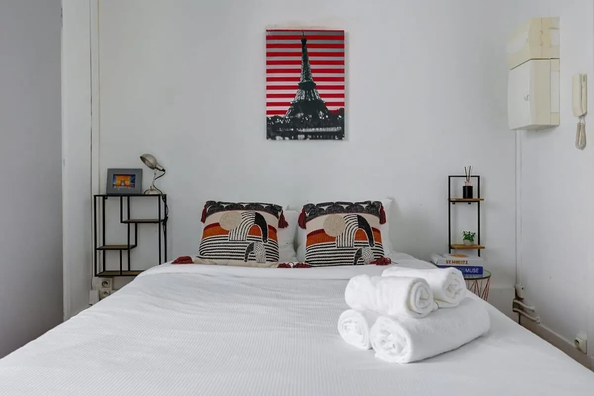 Apartment 102- Beautiful Studio Near Champs Elysees *