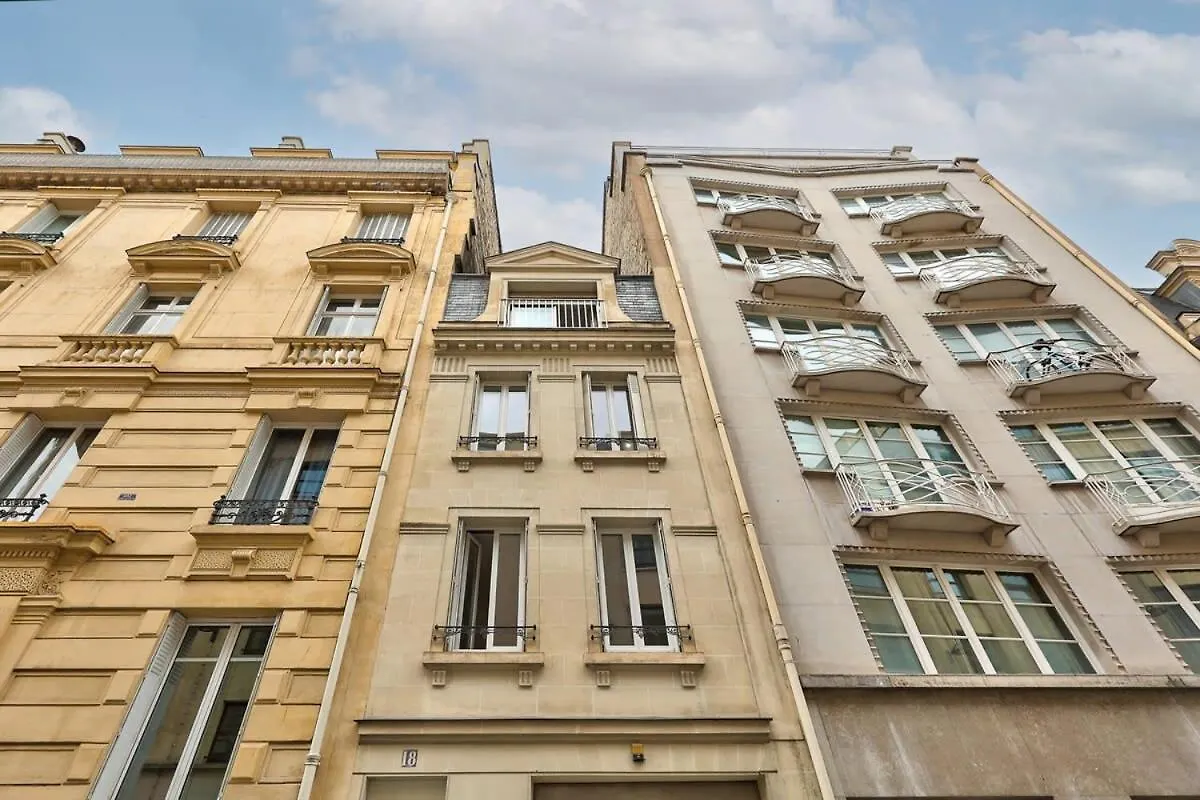 Apartment 102- Beautiful Studio Near Champs Elysees